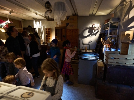 Besucherinnen erforschen die Sonderausstellung