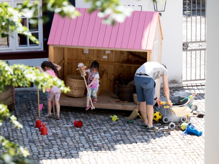 Spielhäusschen im Museumshof mit Spielsachen