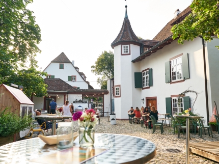 Museumshof im Sommer mit Apéro-Tisch
