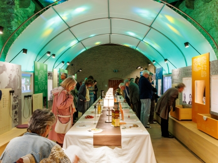 Besucherinnen und Besucher an der Vernissage zur Sonderausstellung_2025_ La Charmille_Foto_Gaspard Weissheimer.jpg